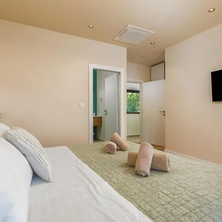 Lumi - With Private Pool, Sauna, Outdoor Jacuzzi, Fitness Room, Table Tennis *