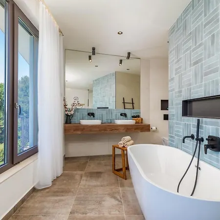 וילה Lumi - With Private Pool, Sauna, Outdoor Jacuzzi, Fitness Room, Table Tennis *