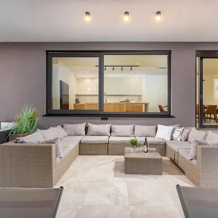 Lumi - With Private Pool, Sauna, Outdoor Jacuzzi, Fitness Room, Table Tennis