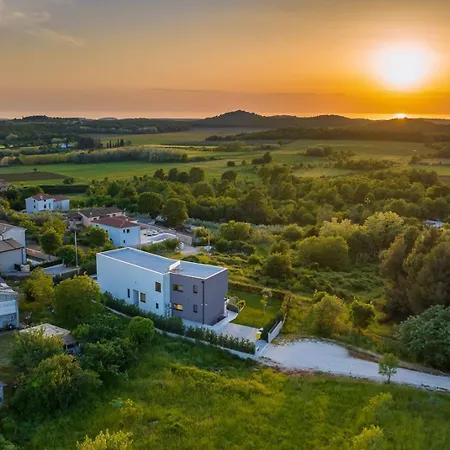 Lumi - With Private Pool, Sauna, Outdoor Jacuzzi, Fitness Room, Table Tennis וילה Dračevac