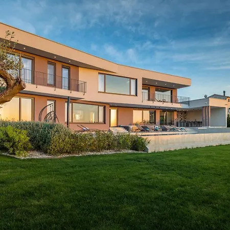 Lumi - With Private Pool, Sauna, Outdoor Jacuzzi, Fitness Room, Table Tennis וילה