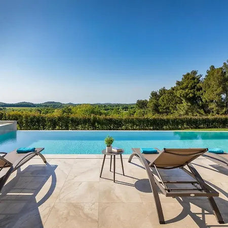 Lumi - With Private Pool, Sauna, Outdoor Jacuzzi, Fitness Room, Table Tennis * Dračevac