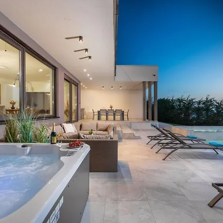 Lumi - With Private Pool, Sauna, Outdoor Jacuzzi, Fitness Room, Table Tennis