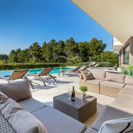 Lumi - With Private Pool, Sauna, Outdoor Jacuzzi, Fitness Room, Table Tennis וילה