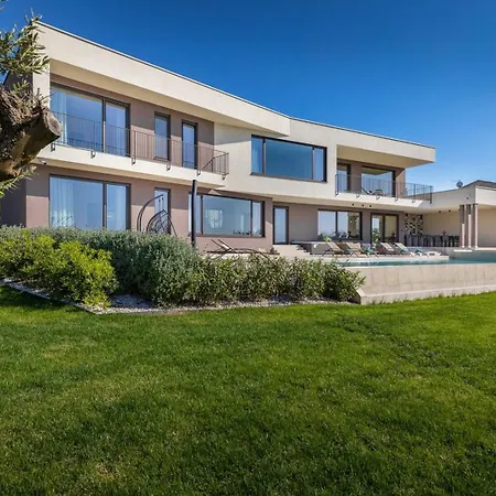 Lumi - With Private Pool, Sauna, Outdoor Jacuzzi, Fitness Room, Table Tennis וילה Dračevac